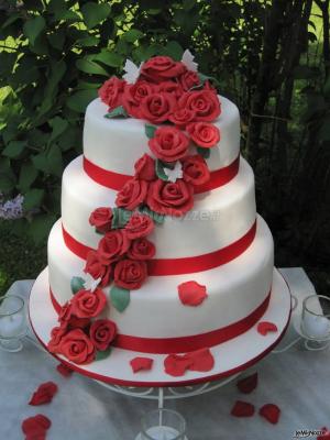 torta-nuziale-con-rose-rosse.jpg