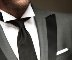 Dettaglio raffinato del vestito da sposo