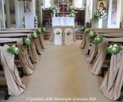 Addobbo floreale dei banchi per la Chiesa