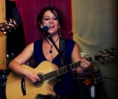 Delfina e i Giochi - Voce e chitarra