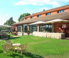 Ricevimento di matrimonio in giardino