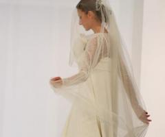 Abito da sposa a sacco con velo lungo