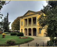 Scorcio della villa immersa nel verde