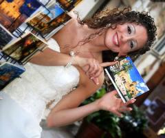 La sposa in una posa simpatica