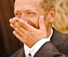 Lo sposo vede la sposa arrivare