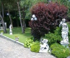 Viale del parco della villa per le nozze