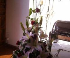 Centrotavola di fiori per il ricevimento di matrimonio