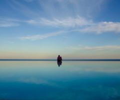 Villa Infinito Mare - Una foto panoramica della piscina al tramonto