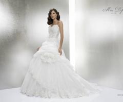 Abiti da sposa con ricami sul corpetto e sulla gonna