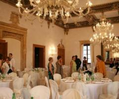 Ricevimento di nozze nella sala della villa