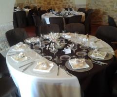 Allestimento dei tavoli di nozze sui toni del bianco e del marrone