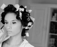 Una sposa durante i preparativi per il matrimonio