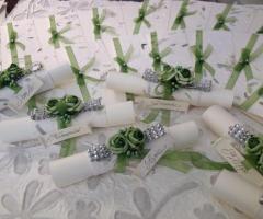 Partecipazioni pergamena con strass e nastrino verde - Petali di Carta