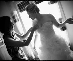 Ultimi ritocchi! L'amica e testimone condivide l'attesa e la gioia con la sposa