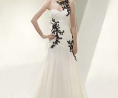 Abito con decorazioni nere