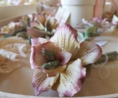 Bomboniere La Medea - Dettagli di un fiore in porcellana