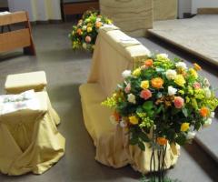 Allestimento dei banchi della chiesa per il matrimonio