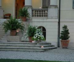 Allestimento floreale con candele per la location di matrimonio