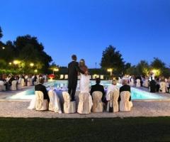 Ricevimento di nozze a bordo piscina