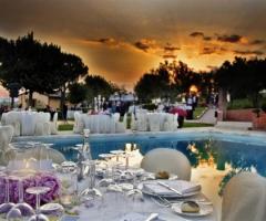 Ricevimento di matrimonio a bordo piscina