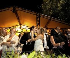 Il momento del bacio degli sposi