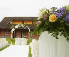 Fiori gialli e lilla per la cerimonia di nozze