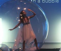 Spettacolo di danza dentro una bolla