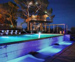 Vista notturna della piscina e della suite per gli sposi all'agriturismo La Piantata