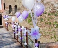 Allestimento con palloncini viola della cerimonia di matrimonio