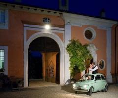 Fotografia degli sposi all\'arrivo alla location di nozze