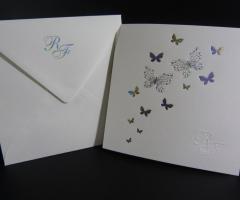 Art. 1083

Carta e busta: bianca martellata
Farfalle glitterate

A richiesta iniziali in rilievo e iniziali a caldo