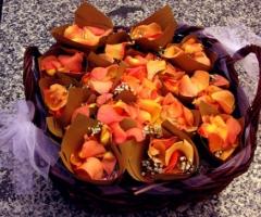 Conetti di riso e petali di rosa per gli sposi