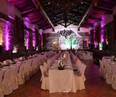 Sala interna per il matrimonio illuminata in rosa