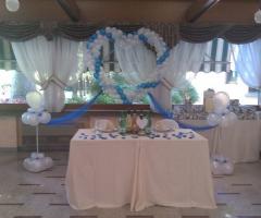 Il tavolo degli sposi addobbato con palloncini a forma di cuore