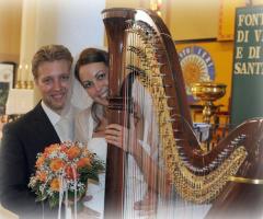 Gli sposi dietro l'arpa