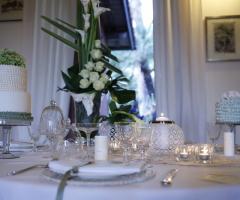 Allestimento della tavola di matrimonio in stile elegante
