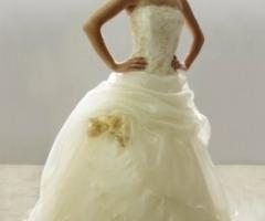 Modello Pimpa - Abito da sposa con fiore sulla gonna