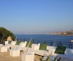 Divanetti preparati per la comodità degli sposi presso Torre Dora