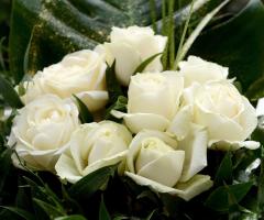 Decorazioni floreali  personalizzate con rose bianche e polvere glitter colore oro