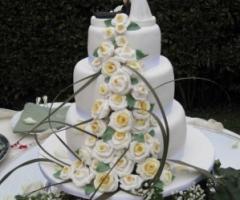 Torta nuziale con cake topper