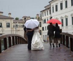 Fotografia degli sposi sotto la pioggia