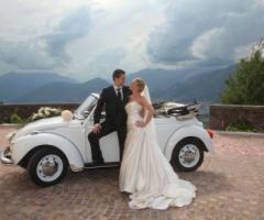 Foto degli sposi con la macchina da cerimonia