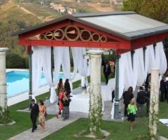 Allestimento del matrimonio sotto il gazebo