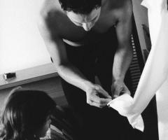 Foto in stile reportage dei preparativi dello sposo