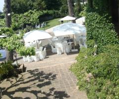 Panoramica del terrazza dall'alto con tavoli in bianco