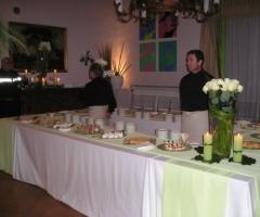 Tavolo allestito per il ricevimento di matrimonio