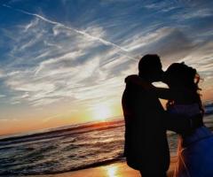 Foto degli sposi in riva al mare