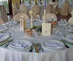 Tavolo imbandito presso l'agriturismo per ricevimento di matrimonio Il Ciliegio dell'Etna