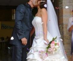 Il lancio dei petali all'uscita della chiesa