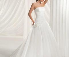 Abito da sposa dalla linea semplice e raffinata